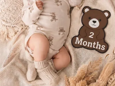 "Bear" milestone plaque for baby photos 2 month