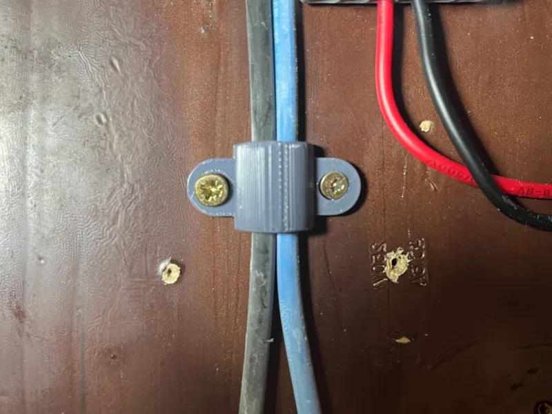 Screw-on clip for 8mm cable