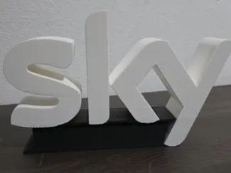Sky-Logo auf einem Podest