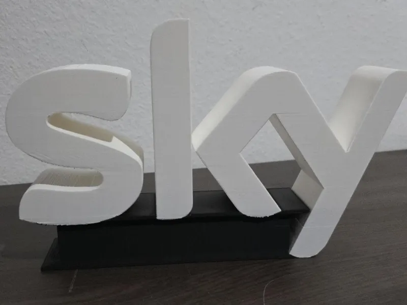 Sky-Logo auf einem Podest