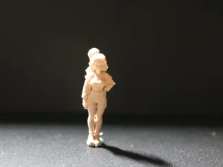 figurine 1 64 fille avec une main sur la hanche