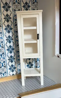 Meuble de rangement salle de bain pour maison de poupée (échelle 1:12) — photo 1