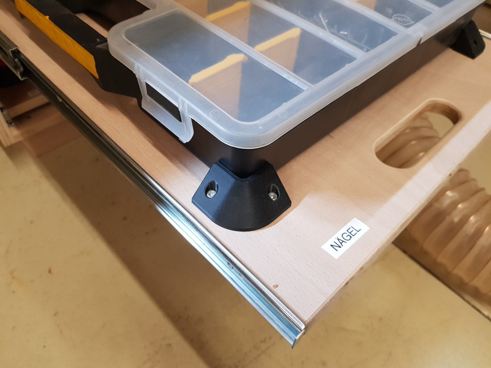 corner bracket for storage box