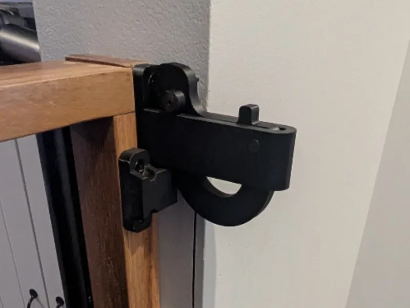 Gate latch with vertical T bar