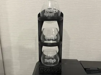 Regal für Dooley's Gläser