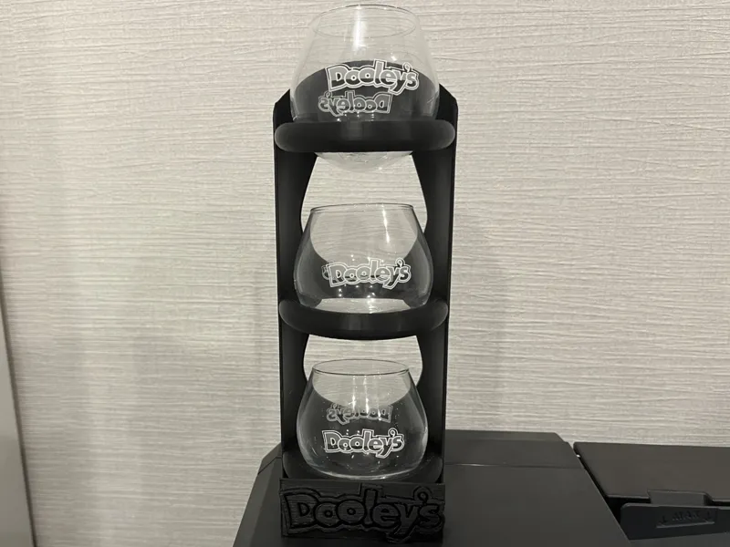 Regal für Dooley's Gläser