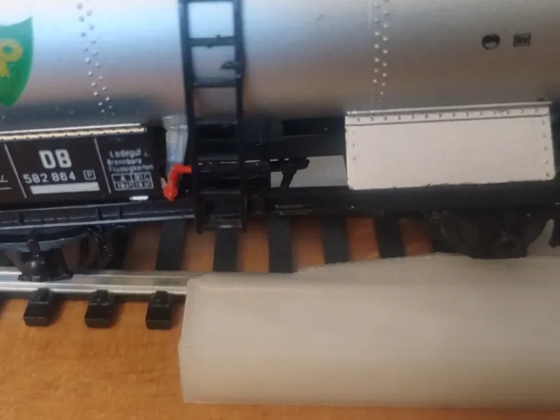 tool for easy positioning of wagons on tracks H0