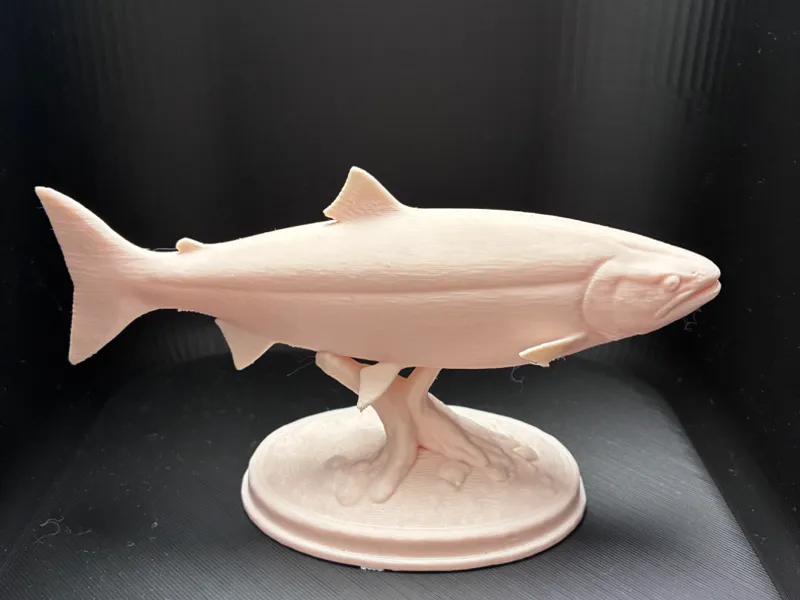 Realistischer Lachs auf Sockel