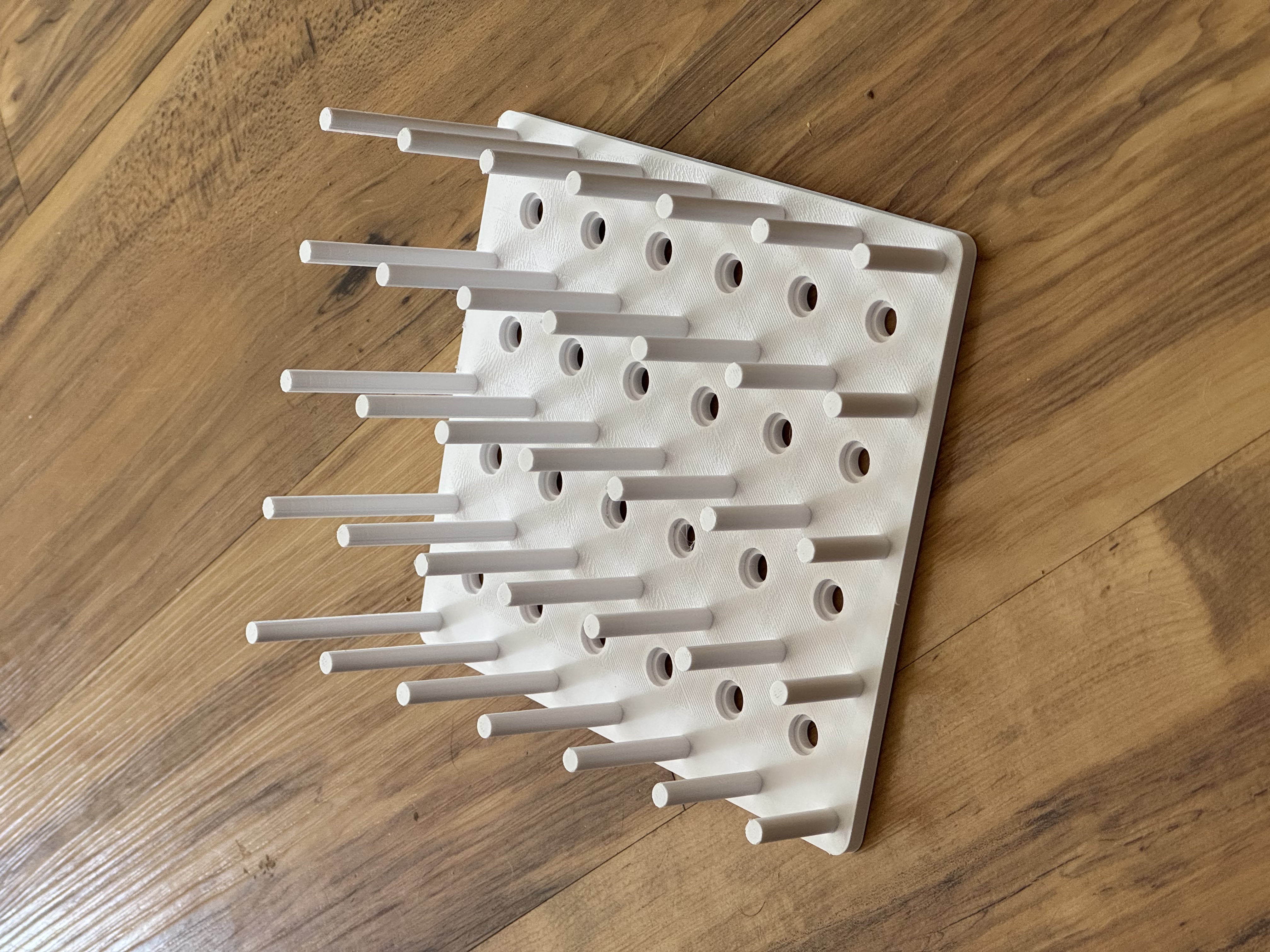 Miniatura 3 do modelo 3D Parametric Peg Rack with Variable Height Pegs