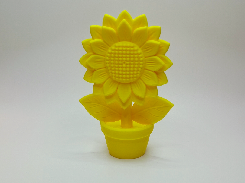 Sonnenblume im Topf fuer froehliche Wohnakzente