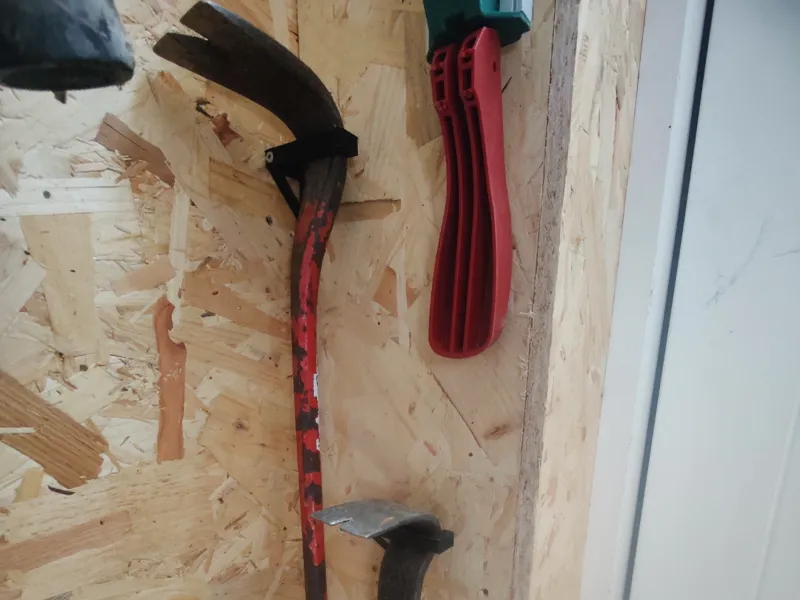 Pry bar holder