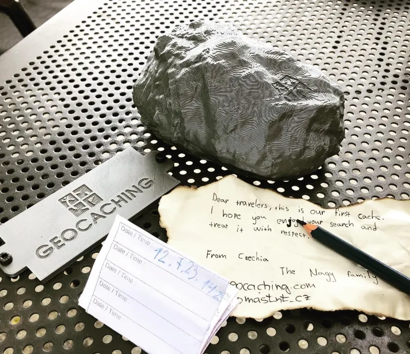 Geocache rock hideout container
