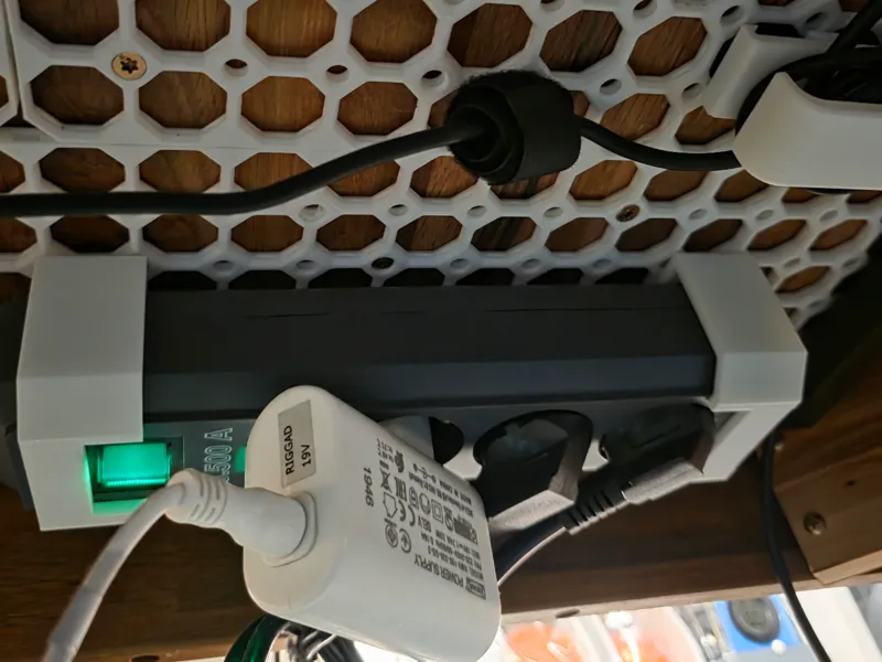 Steckdosenhalter Underware mit abgeschrägter Kante
