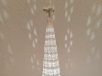 100 GAUDÍ TORRE JESUCRIST SAGRADA FAMÍLIA (LLUM)