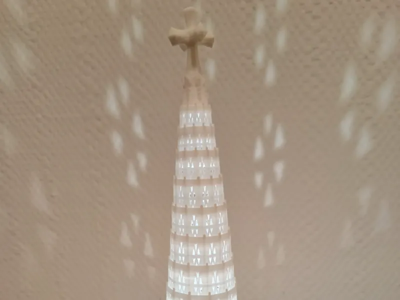 100 GAUDÍ TORRE JESUCRIST SAGRADA FAMÍLIA (LLUM)