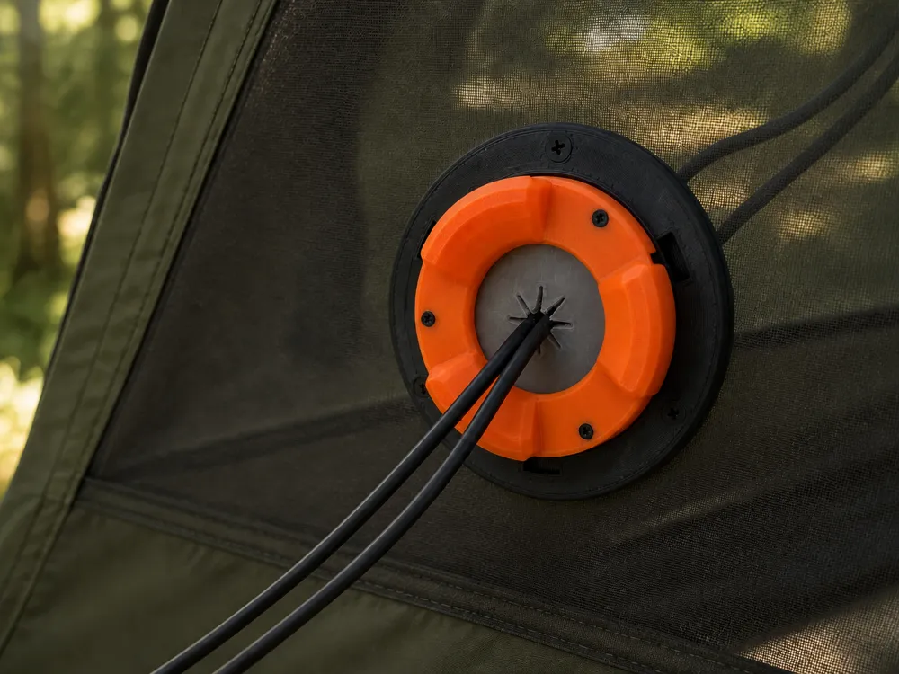 Letrero o emblema decorativo: BugSeal Core 52 – Tent Mesh Cable Port. Referencia del modelo original.