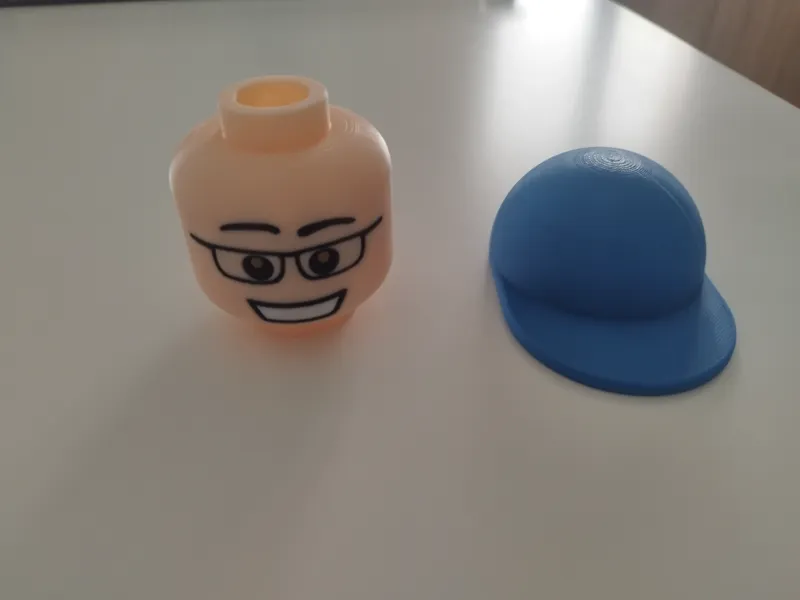 Tête brique avec une casquette 