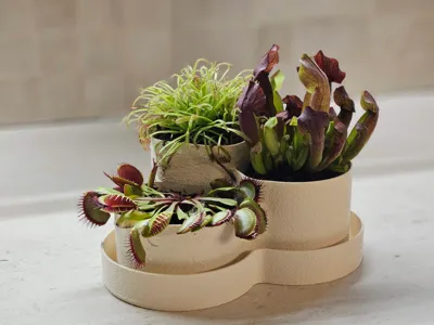 Triple planter with drainage