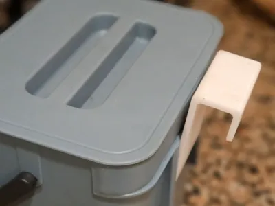 Reinforced hook for Perfetto trash can