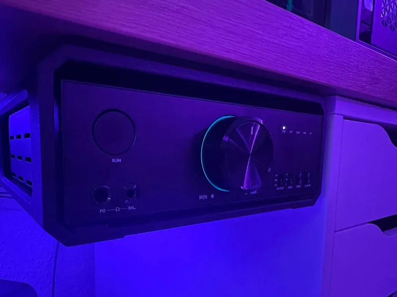 FiiO K9 Halterung unter Tisch