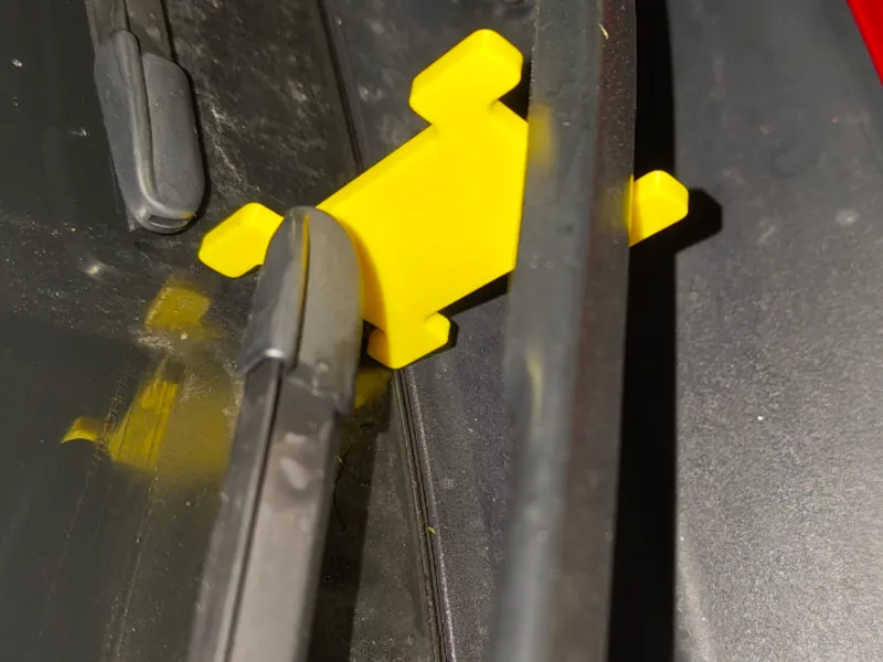 Winshield wiper blade spacer against freezing