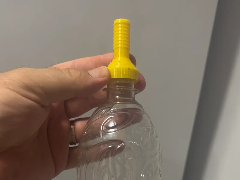 Aquarium soil sludge suction with a pet bottle