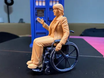 Figura decorativa: Shirley Anne Bingham – Doctor Who 1:10 — vista de referencia 3