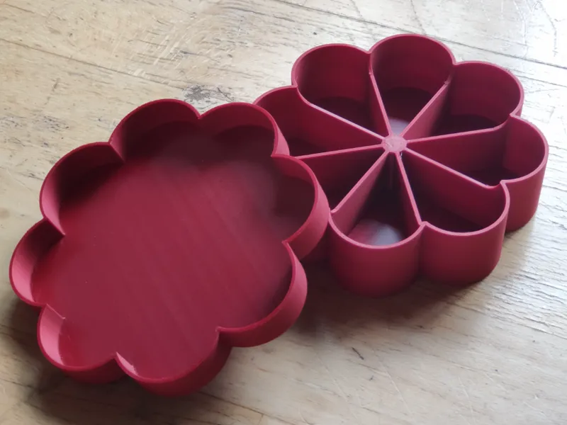Geschenkdose / kleiner Container mit acht Fächern