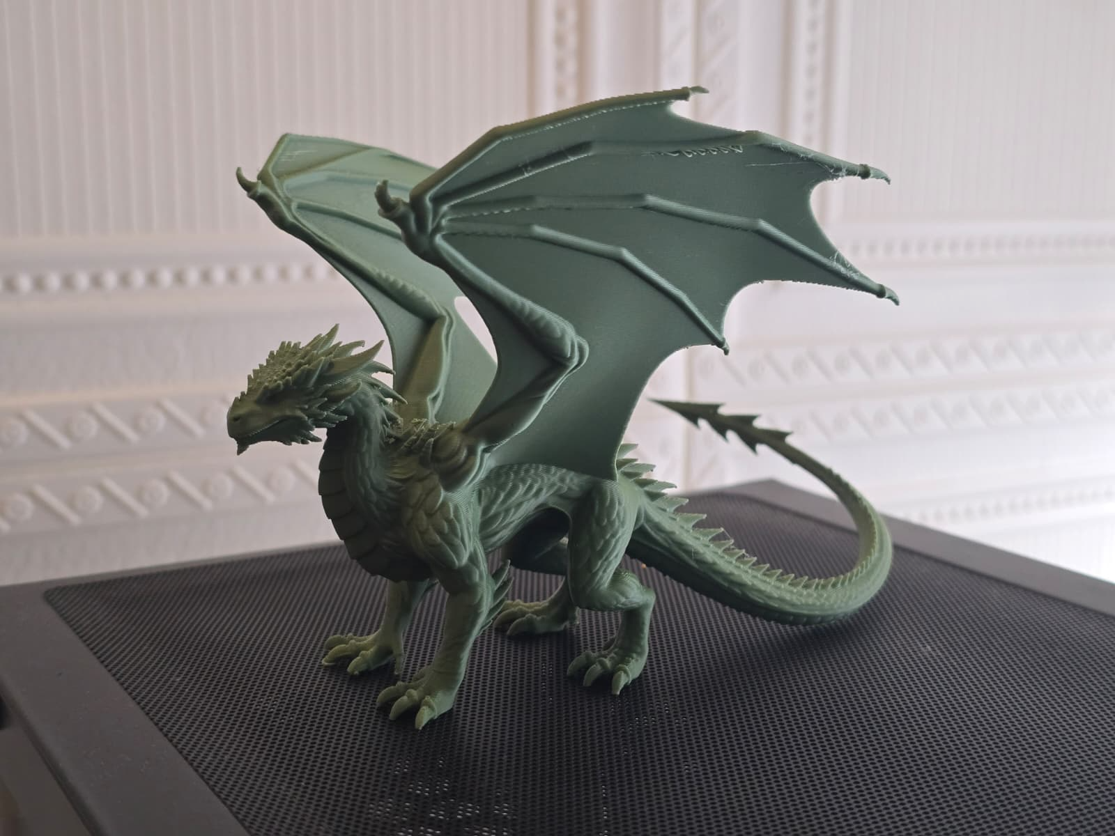 Gruseliger Drache – stehende Fantasy-Figur