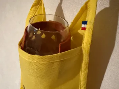 Glass holder "Yellow Wine Breakthrough"