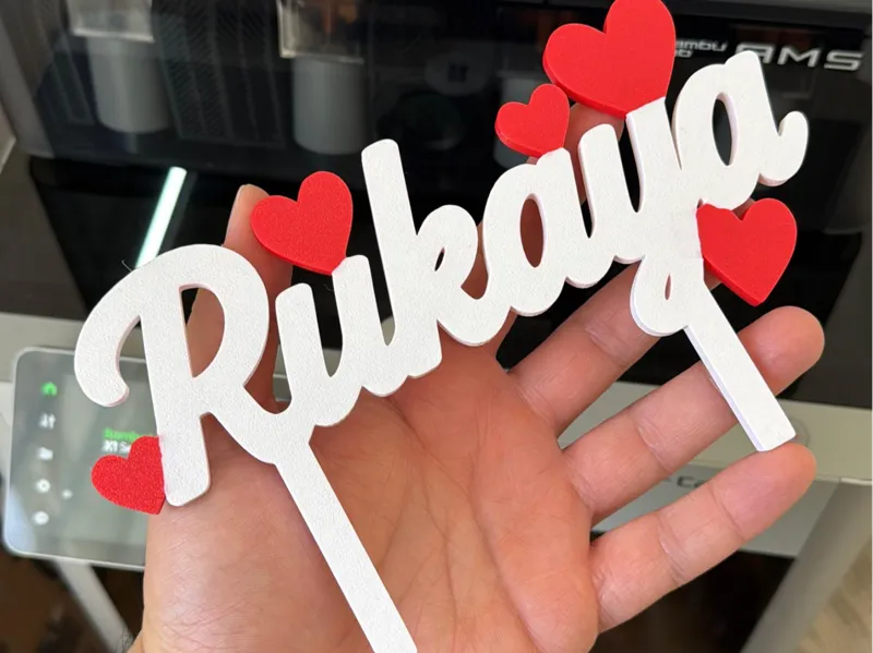 Tortenschild Rukaya mit roten Herzen