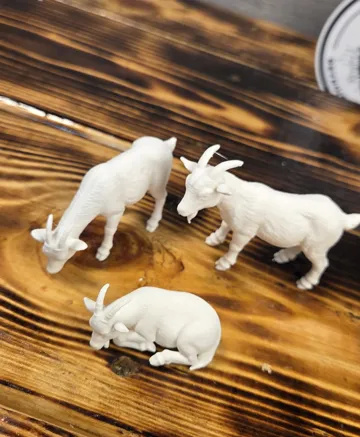 Soporte: Three Goats : Standing, Eating & Sleeping — vista de referencia 3
