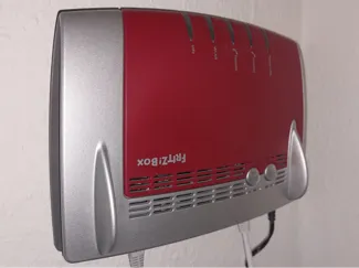 FritzBox Wandhalterung mit Nägeln