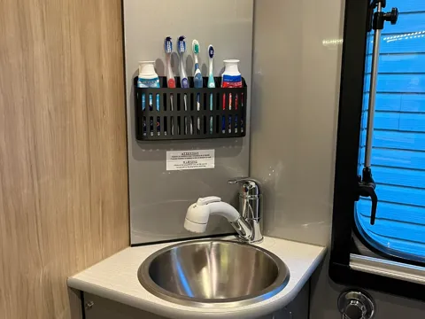Soporte: RV Wall Mount Toothbrush Holder — referencia de MakerWorld