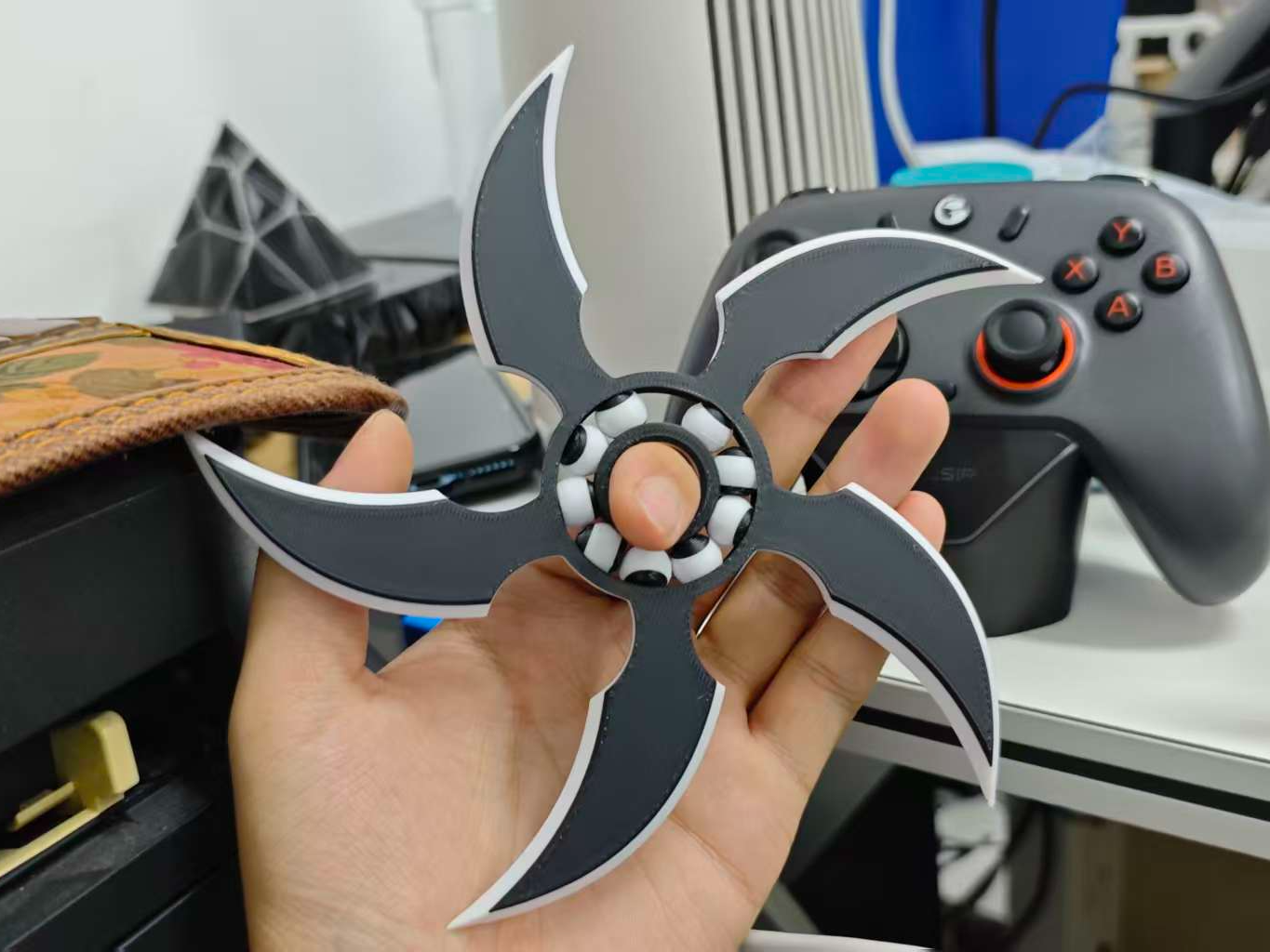 Miniatura 2 do modelo 3D 赛博手里剑五弯刀轴承旋转飞镖（可以拆快递拆快递）玩具