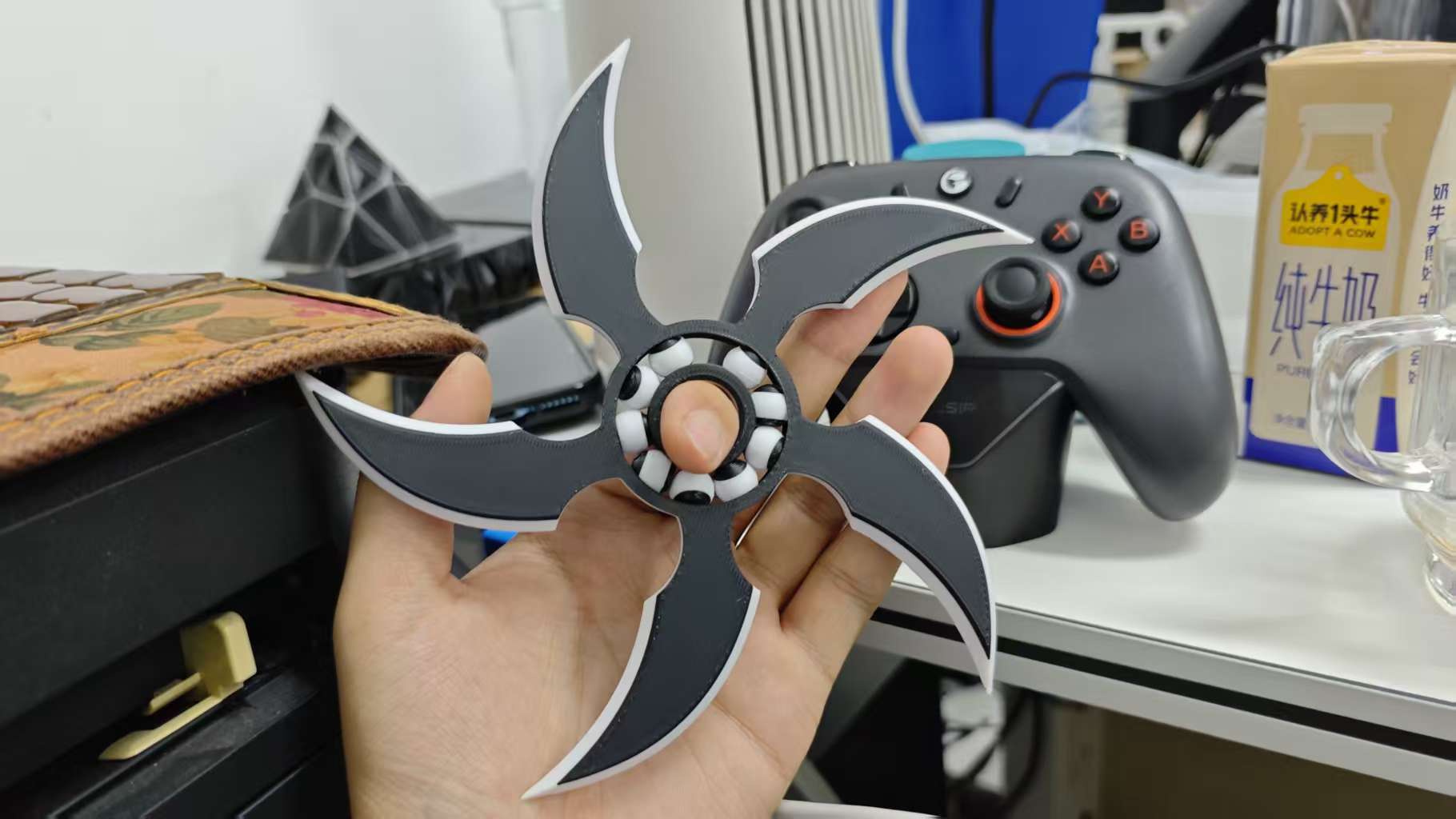 Miniatura 1 do modelo 3D 赛博手里剑五弯刀轴承旋转飞镖（可以拆快递拆快递）玩具