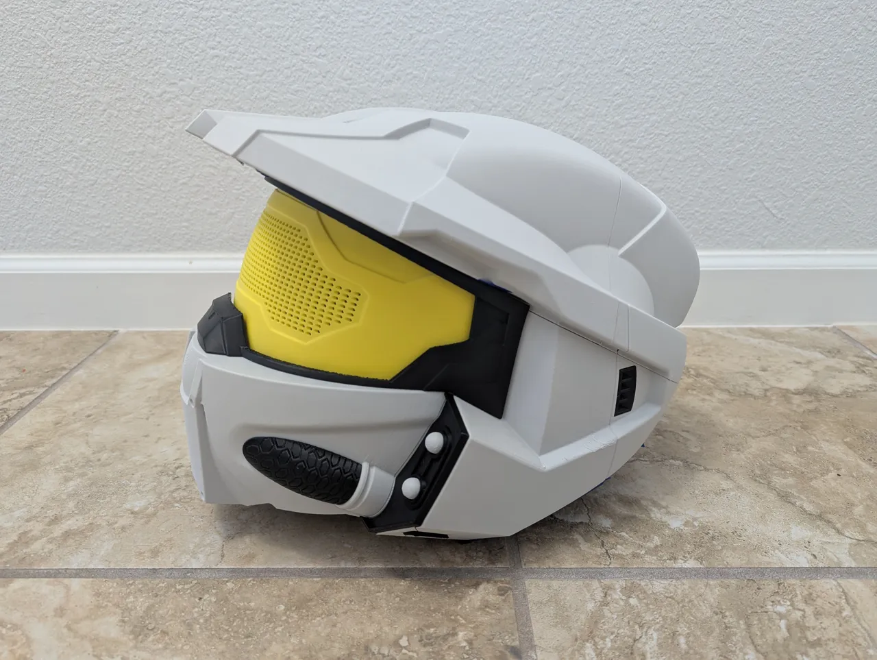 Halo-Inspired Helmet Multicolor no AMS view 3