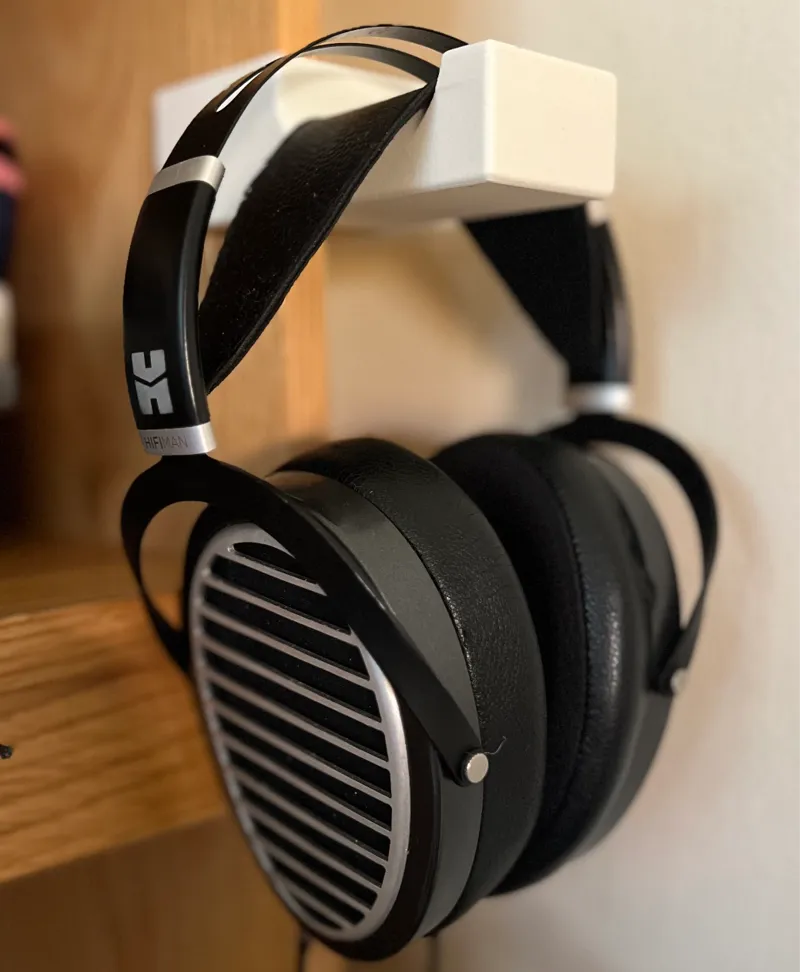 Horizontal headphone  holder clamp