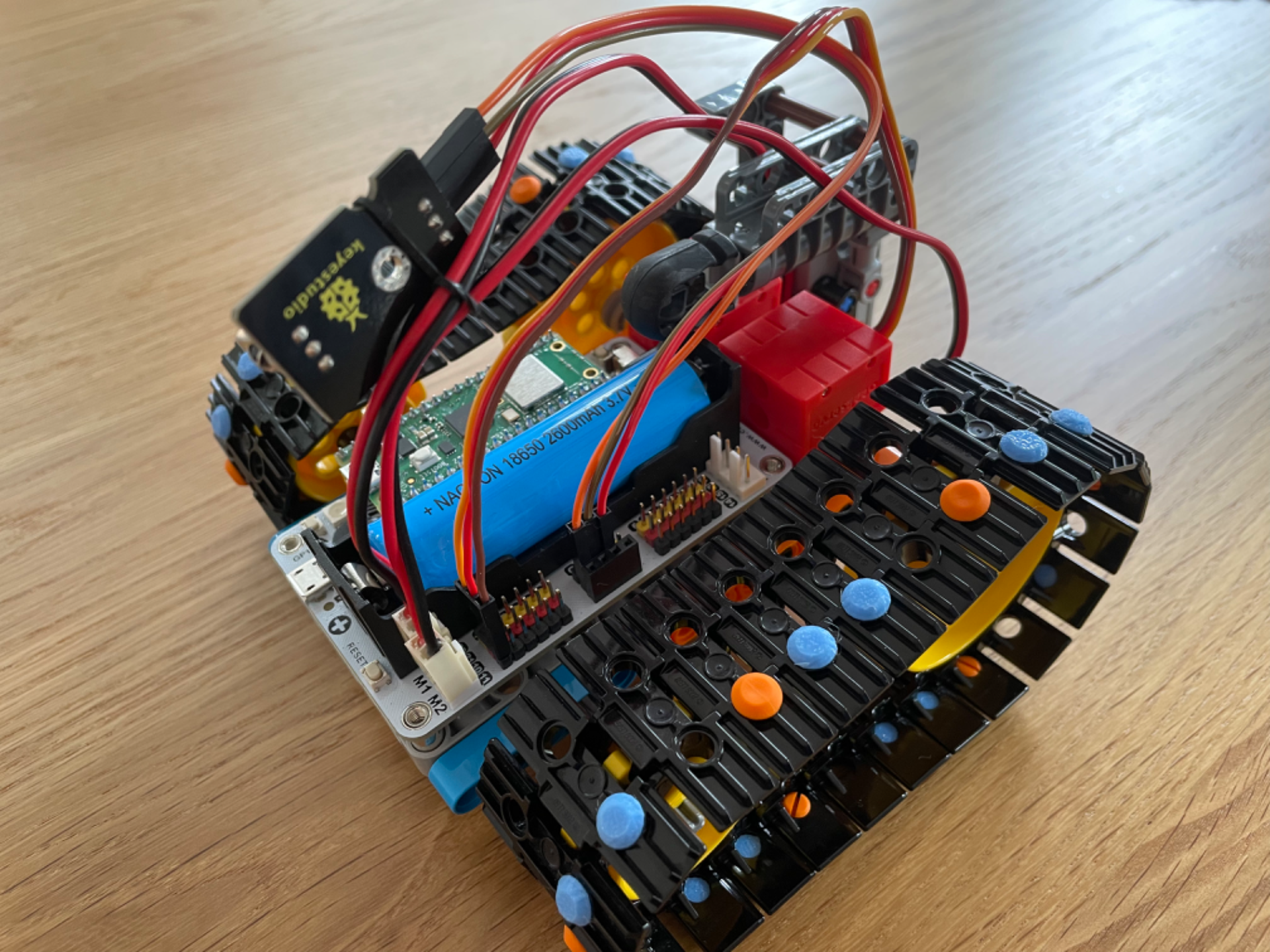 Legos gripper and noise reducer for technic treads 3D model
