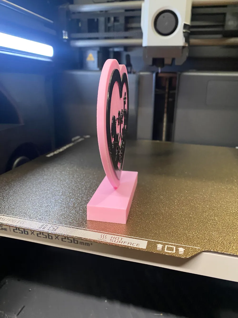 valentines-mickey-and-minnie-kissing-heart-with-stand-by-packnsnap