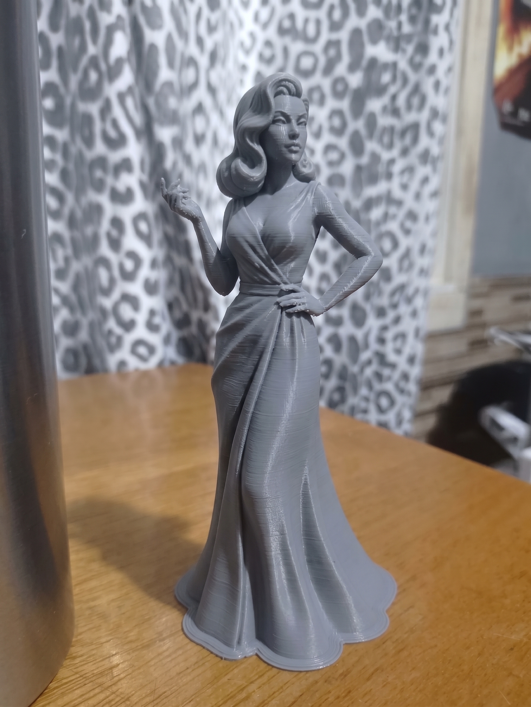 Figura decorativa: Evelyn Hugo Figure — vista de referencia 3