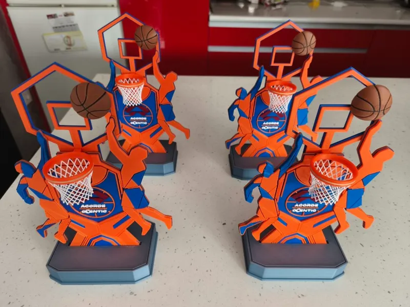 Trofeo para torneo de baloncesto con logo persona
