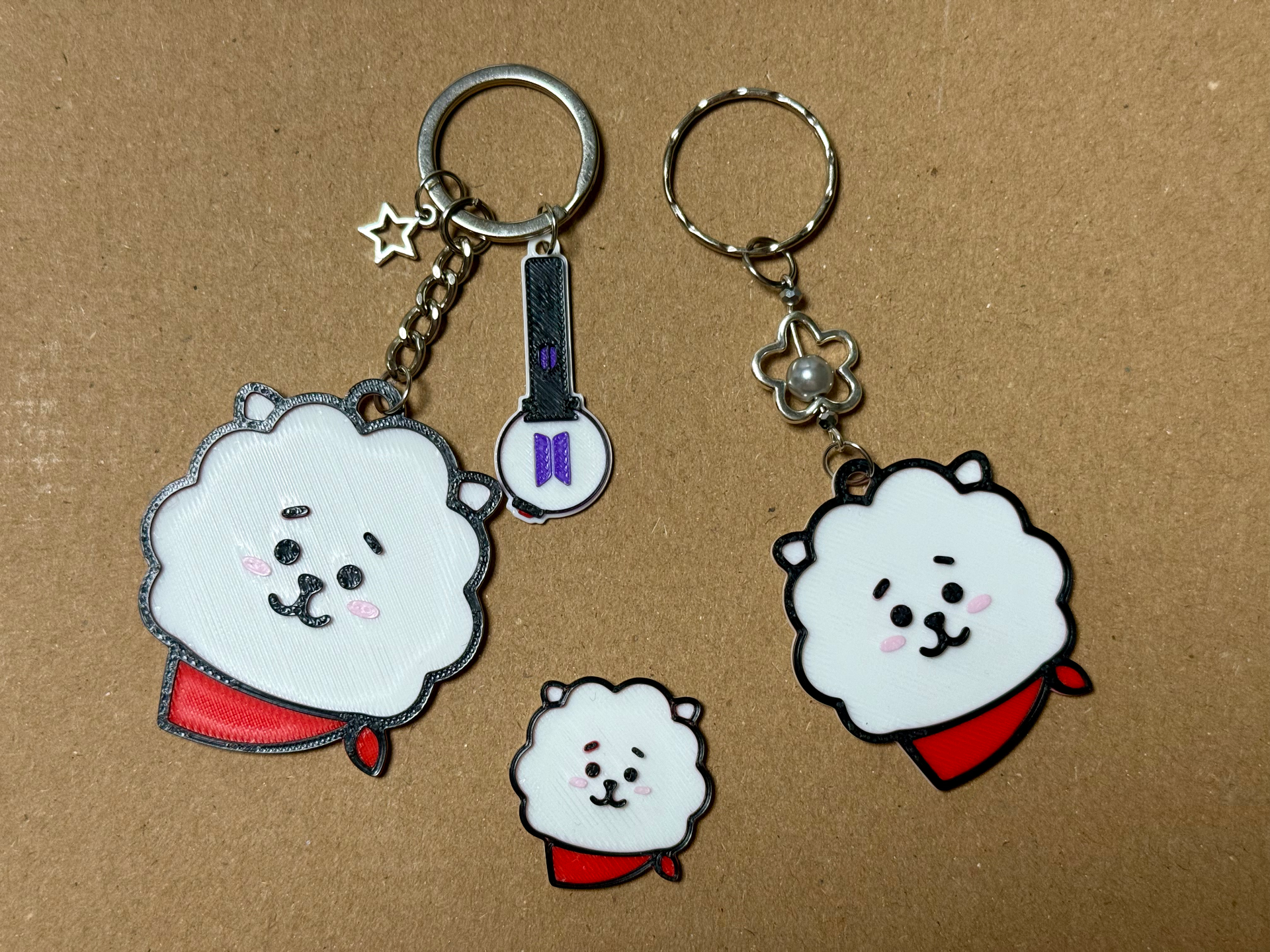 Llavero y pin de RJ de BTS
