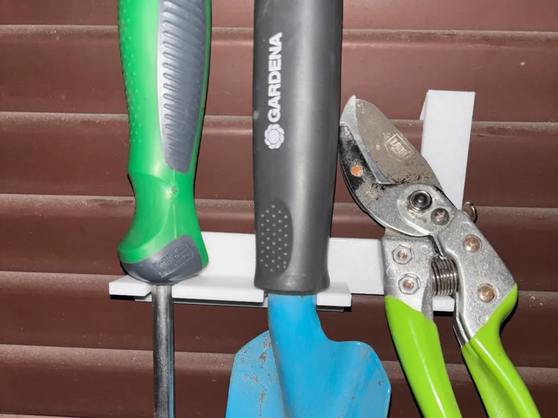 GartenWerkzeughalter zum Einhängen in Fensterladen