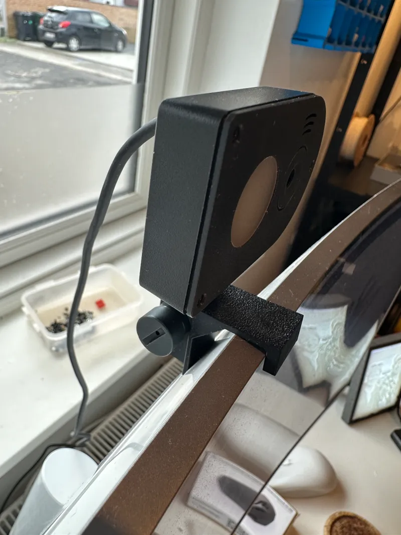 Ipevo V4K Pro webcam holder for Samsung monitor