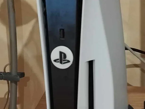 Badge USB-C PS5 - White Background