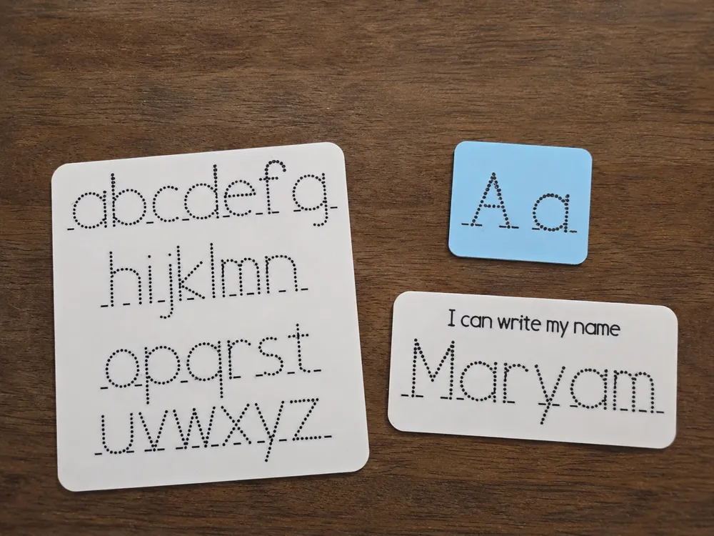 Letrero o emblema decorativo: Customisable Name & Handwriting Tracing Board. Referencia del modelo original.