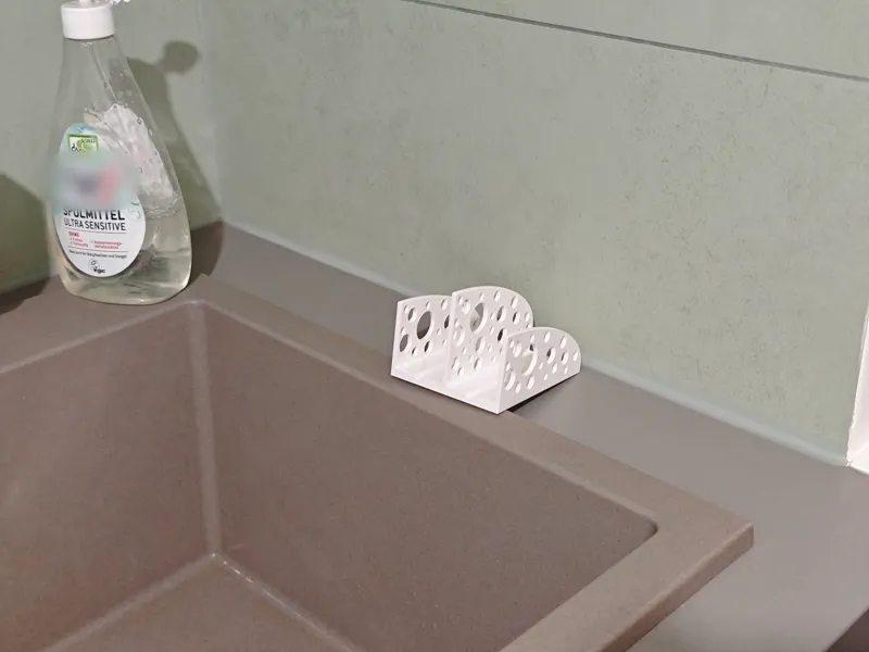 Kitchen sponge holder for multiple sponges