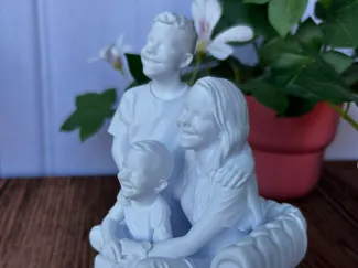 Mãe com dois filhos