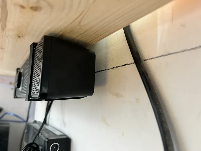 E100 Speaker Holder